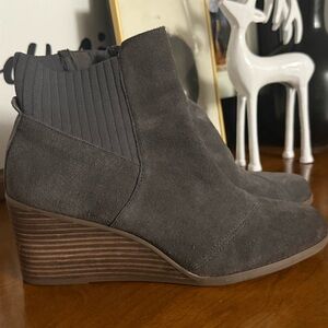 Women’s TOMS Grayish Suede Wedge Ankle Boots sz 10 - Like New